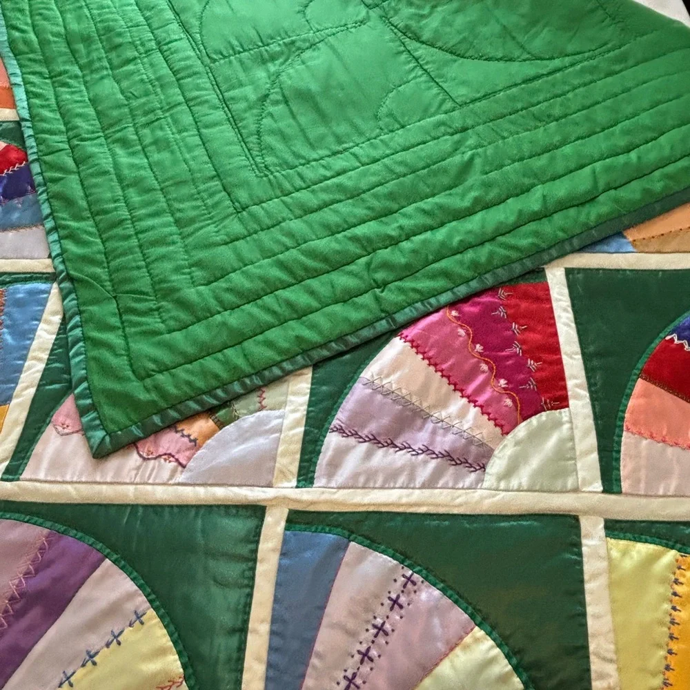 🤩 Vintage Grandmother Queen SZ Satin Embroidered Fan Patchwork Handmade Quilt